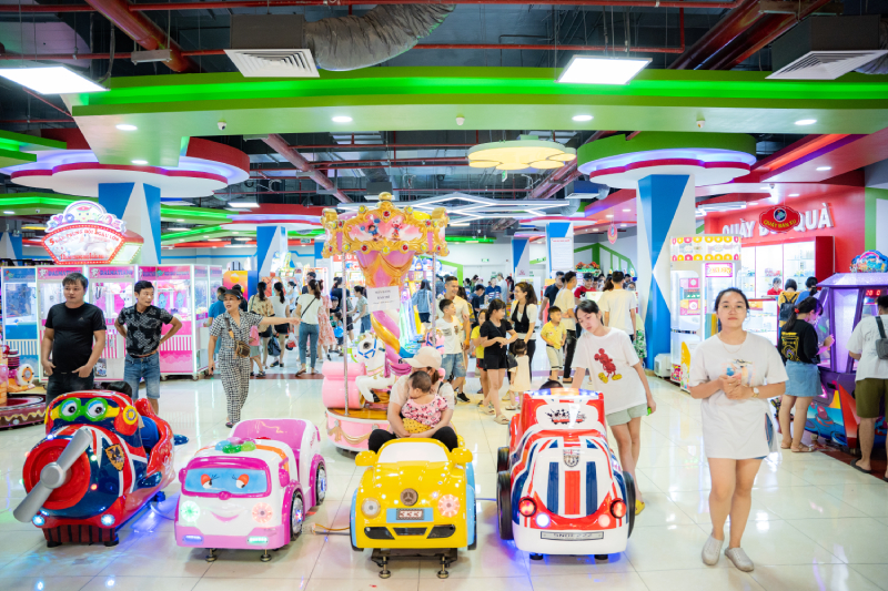 Người dân ùn ùn đổ về các trung tâm thương mại khai xuân - 8