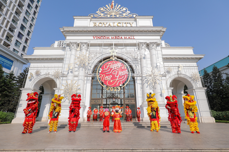 Người dân ùn ùn đổ về các trung tâm thương mại khai xuân - 2