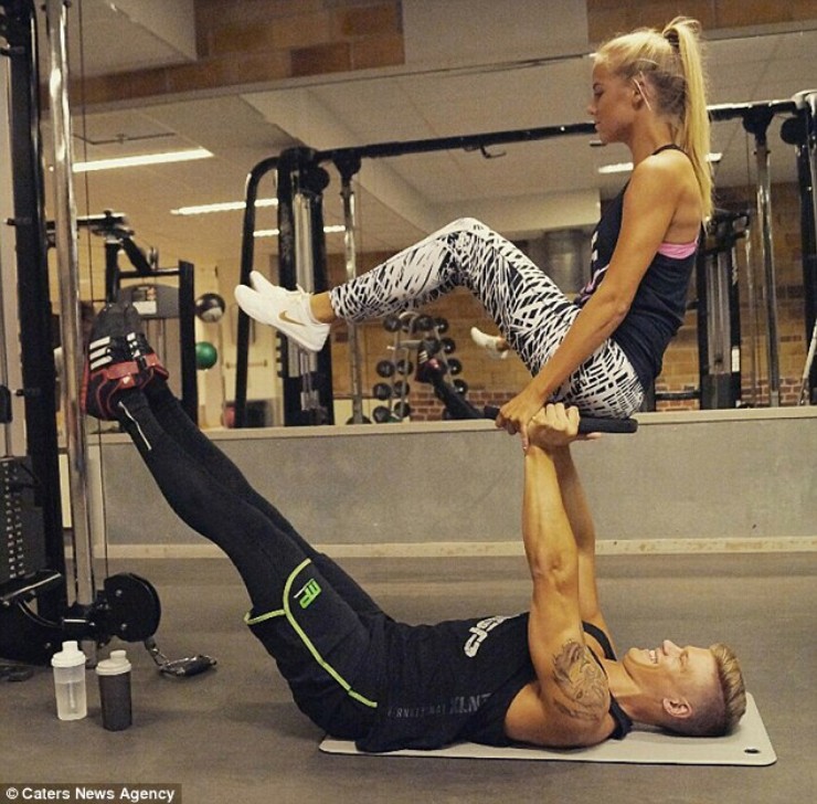 Cặp đôi khiến thế giới gym ngưỡng mộ: Mỗi động tác 1 nụ hôn ngọt ngào - 2