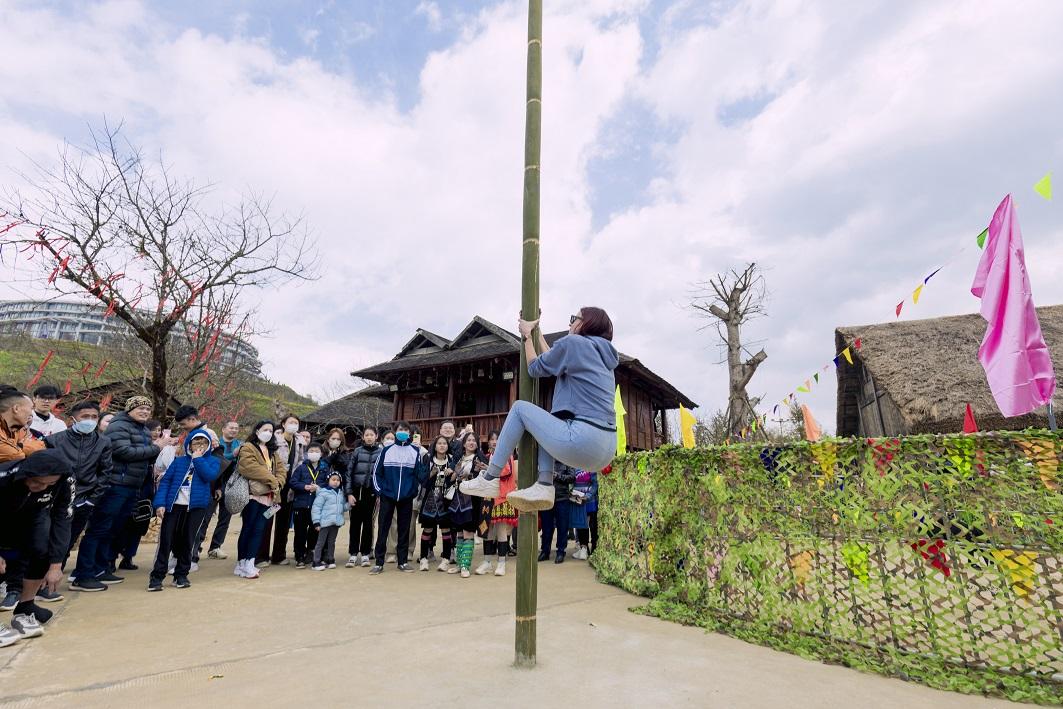 Sa Pa: Du khách thích thú bắt dê, leo cột mỡ tại Hội Xuân Mở Cổng trời - 7
