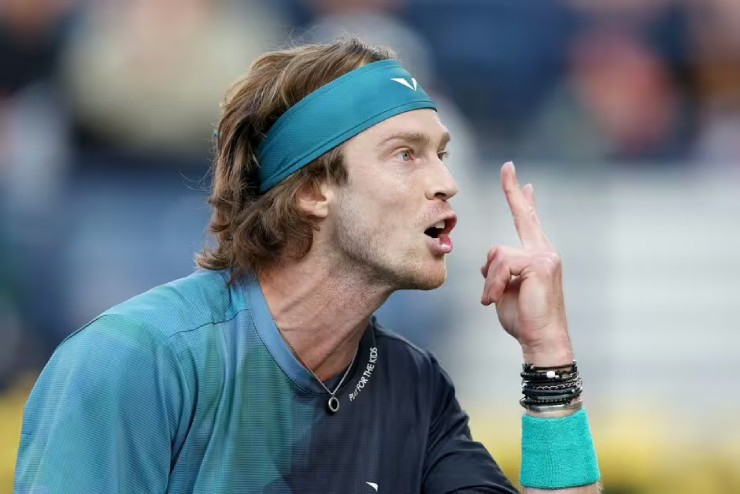 Rublev được bảo vệ sau khi bị đuổi, trọng tài biên bị chỉ trích nặng nề - 1