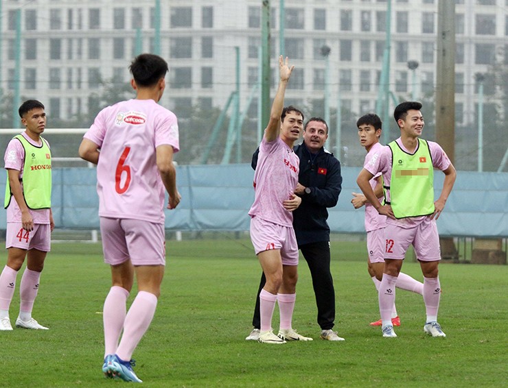 Tin vui với HLV Troussier, Việt Anh khâu 24 mũi đã tập trở lại - 5