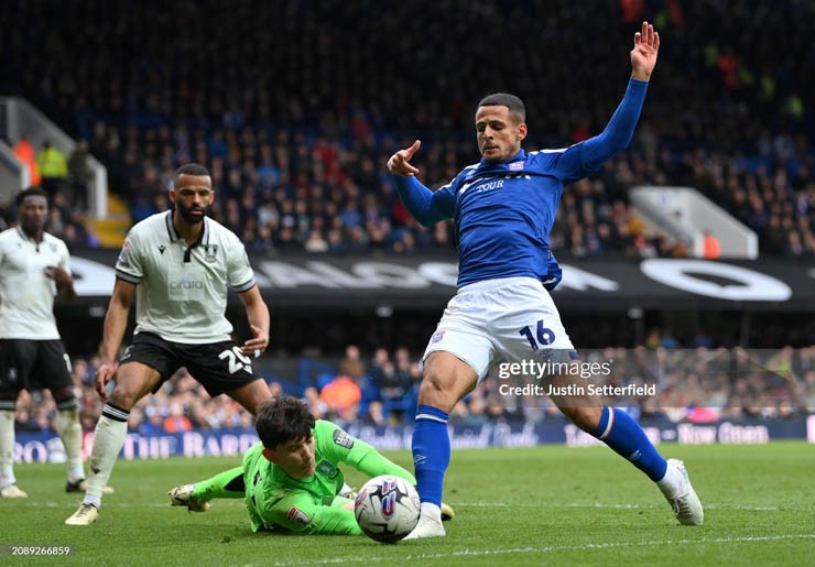 Đua thăng hạng Ngoại hạng Anh gay cấn: Leicester nguy cơ mất suất lên thẳng - 1
