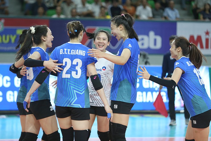 Chấn động bóng chuyền nữ VN: Vietinbank thắng Ninh Bình, Đức Giang suýt thua Quảng Ninh sau 5 set - 2