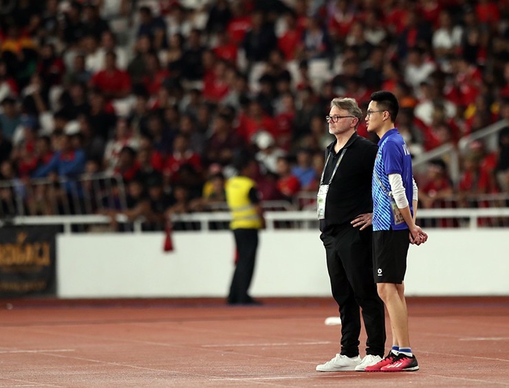 HLV Troussier tức giận ném chai nước ở sân Bung Karno khi ĐT Việt Nam lại thua - 7