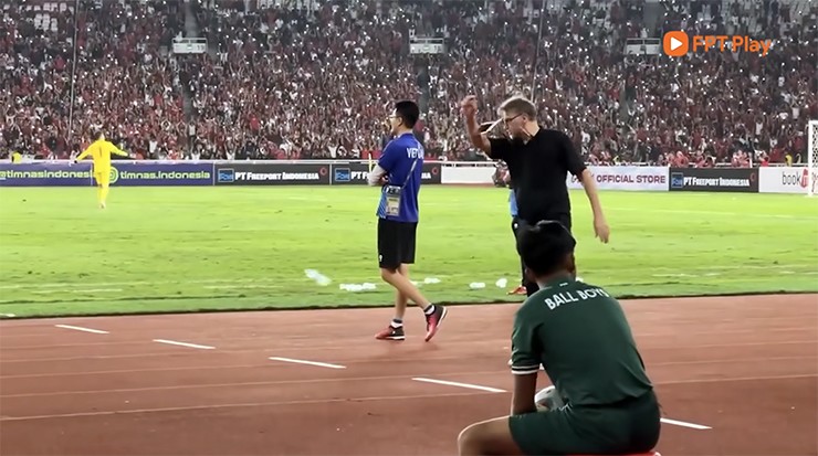 HLV Troussier tức giận ném chai nước ở sân Bung Karno khi ĐT Việt Nam lại thua - 8