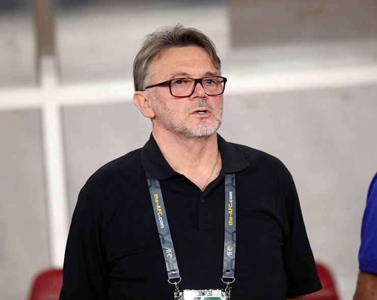 HLV Troussier tức giận ném chai nước ở sân Bung Karno khi ĐT Việt Nam lại thua - 1