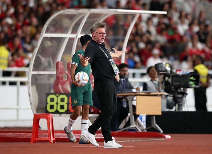 HLV Troussier tức giận ném chai nước ở sân Bung Karno khi ĐT Việt Nam lại thua - 3