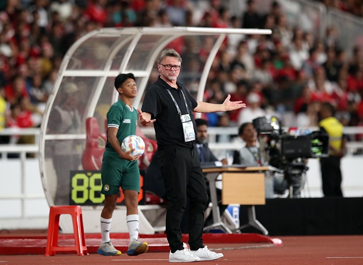 HLV Troussier tức giận ném chai nước ở sân Bung Karno khi ĐT Việt Nam lại thua - 4