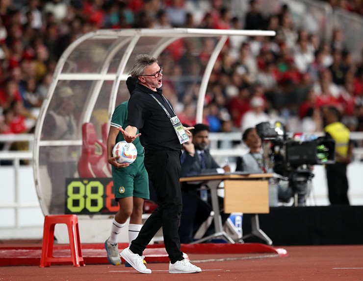 HLV Troussier tức giận ném chai nước ở sân Bung Karno khi ĐT Việt Nam lại thua - 5