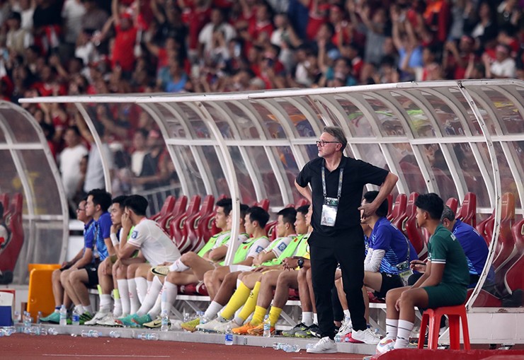 HLV Troussier tức giận ném chai nước ở sân Bung Karno khi ĐT Việt Nam lại thua - 6