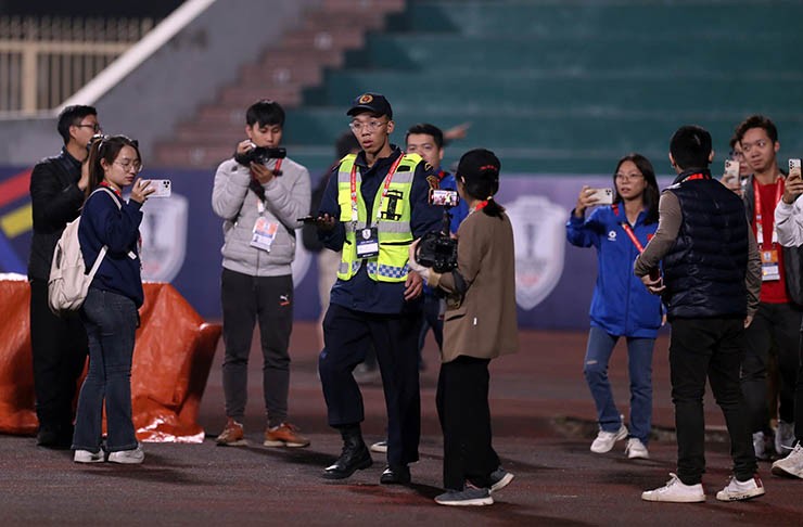 Giật mình “người lạ” quay lén ĐT Việt Nam tập trước chung kết AFF Cup - 2