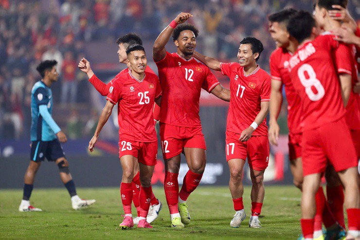 Thư hùng ĐT Việt Nam - Thái Lan: Thắng lượt đi, cầm chắc chức vô địch AFF Cup - 1