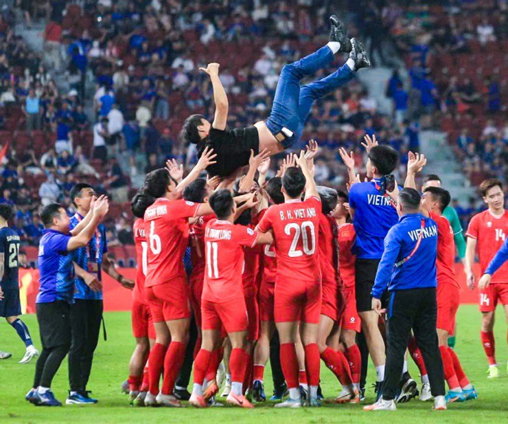 Khóc cười HLV Shin Tae Yong – Kim Sang Sik: Đua vé World Cup không bằng vô địch AFF Cup - 1