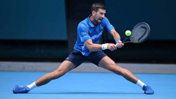 Djokvocvic bị chế giễu, Raducanu "vớ bẫm" dù thua Swiatek ở Australian Open - 1