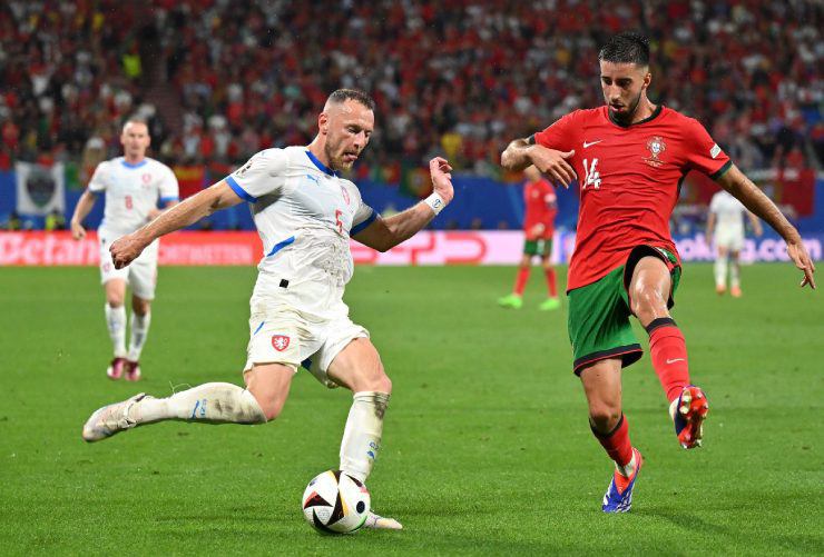Trò cũ HLV Amorim được mệnh danh "Tiểu Ramos", MU - Real Madrid giành giật - 2