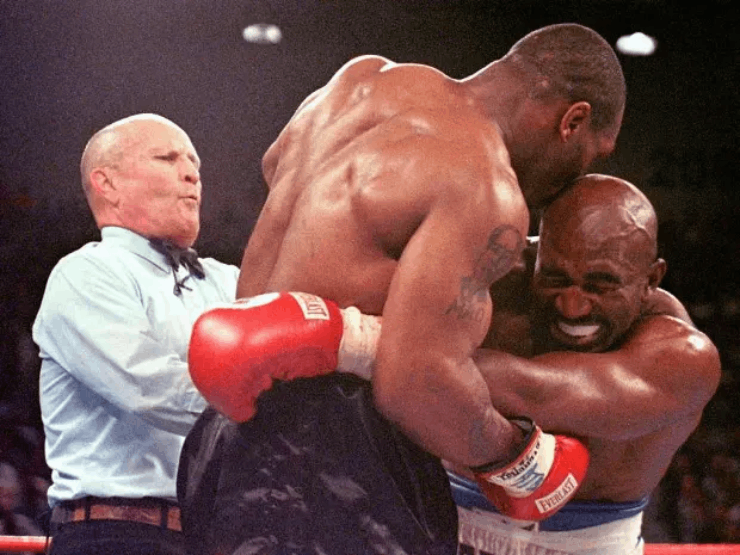 Tyson nhăm nhe so găng Holyfield, "tái hiện" cú cắn đứt tai sau gần 30 năm - 1