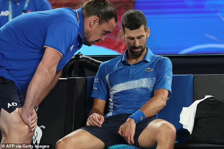 Djokovic bị đau vẫn vào bán kết Australian Open, Alcaraz ám chỉ Nole "giả vờ" - 1