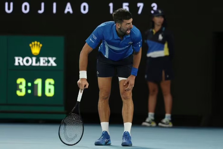 Djokovic gây lo lắng vì bỏ tập, MC Australian Open lại dính "vạ miệng" - 1