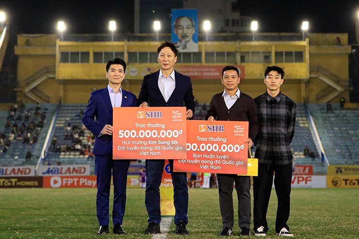 Đội trưởng ĐT Việt Nam có hành động đẹp với fan Hà Nội FC, bầu Hiển thưởng lớn cho thầy Kim - 8