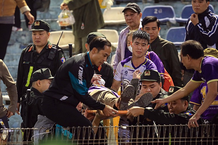 Đội trưởng ĐT Việt Nam có hành động đẹp với fan Hà Nội FC, bầu Hiển thưởng lớn cho thầy Kim - 3