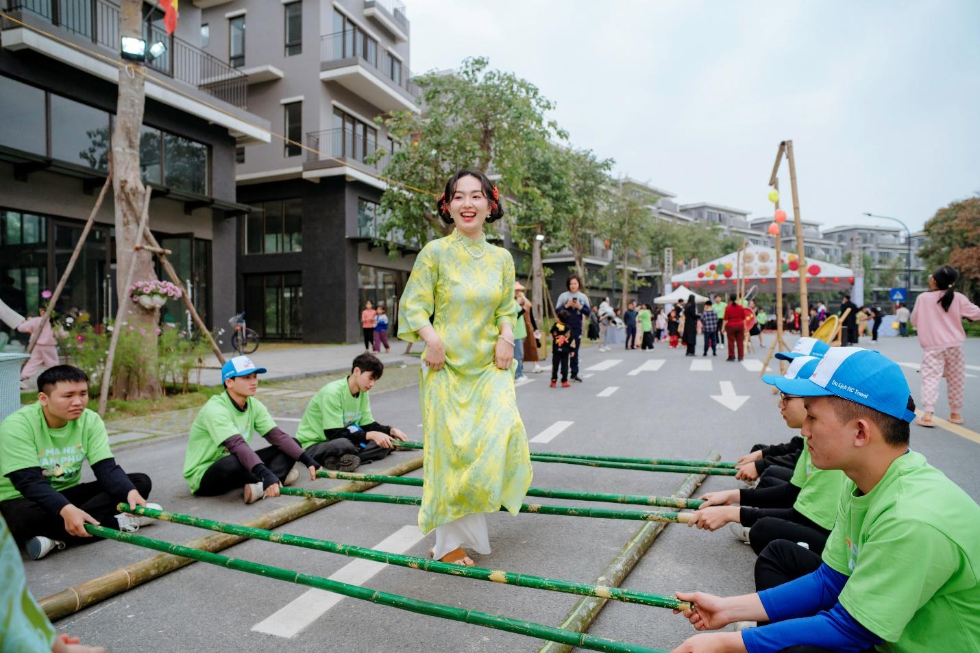 Du xuân Eco Central Park 2025: Nghe Duy Mạnh song ca cùng con gái tại sự kiện “Tự hào xứ Nghệ” - 4