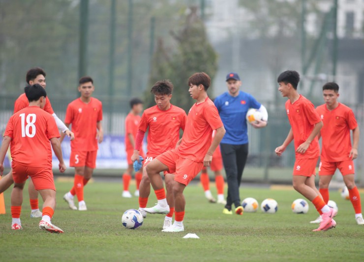 Sao trẻ Việt kiều gốc Hà Lan ra mắt U17 Việt Nam, HLV Cristiano thận trọng - 11