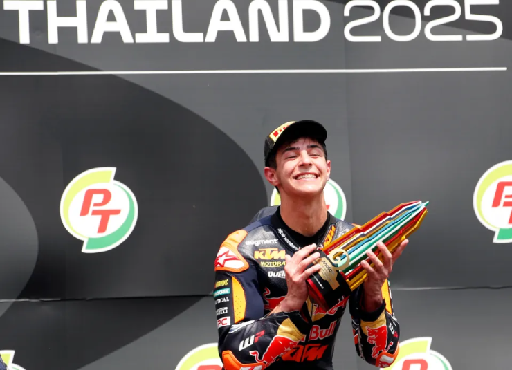 Tròn mắt xem "Messi bỏ đá bóng làm thợ sửa xe" cho tay đua MotoGP - 2