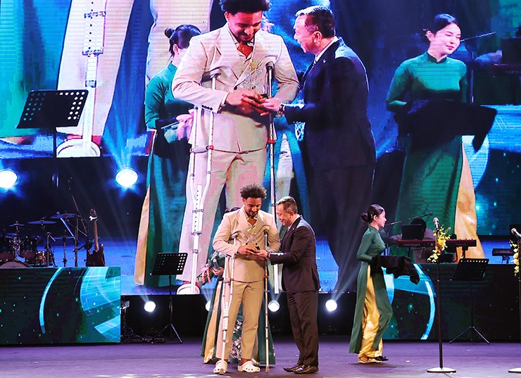 Xuân Son bảnh bao nhận giải Gương mặt thể thao cống hiến - 4