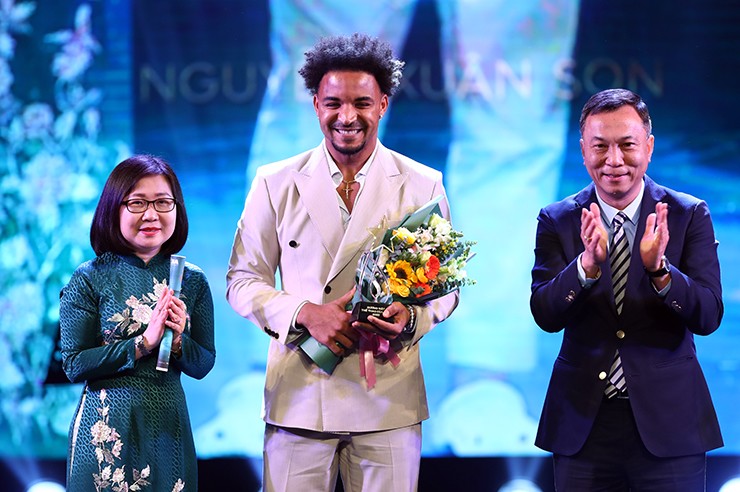 Xuân Son bảnh bao nhận giải Gương mặt thể thao cống hiến - 6