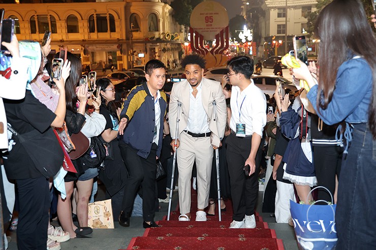 Xuân Son bảnh bao nhận giải Gương mặt thể thao cống hiến - 1