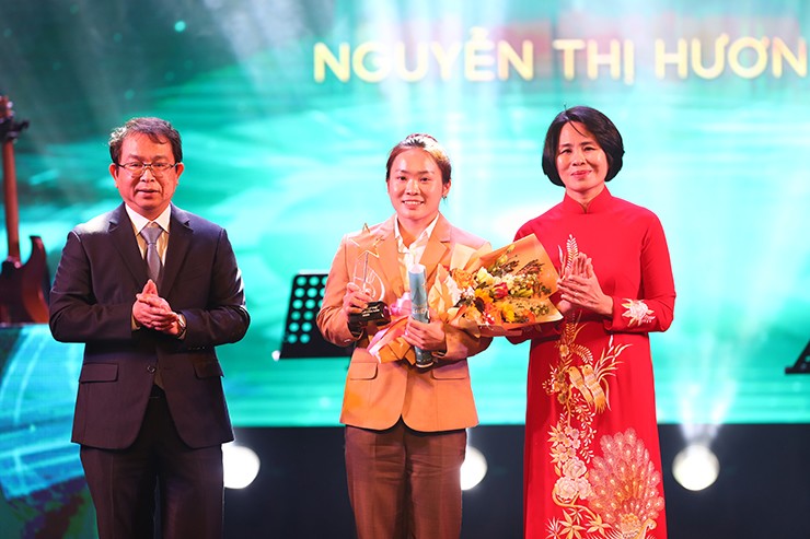 Xuân Son bảnh bao nhận giải Gương mặt thể thao cống hiến - 8