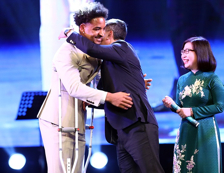 Xuân Son bảnh bao nhận giải Gương mặt thể thao cống hiến - 5