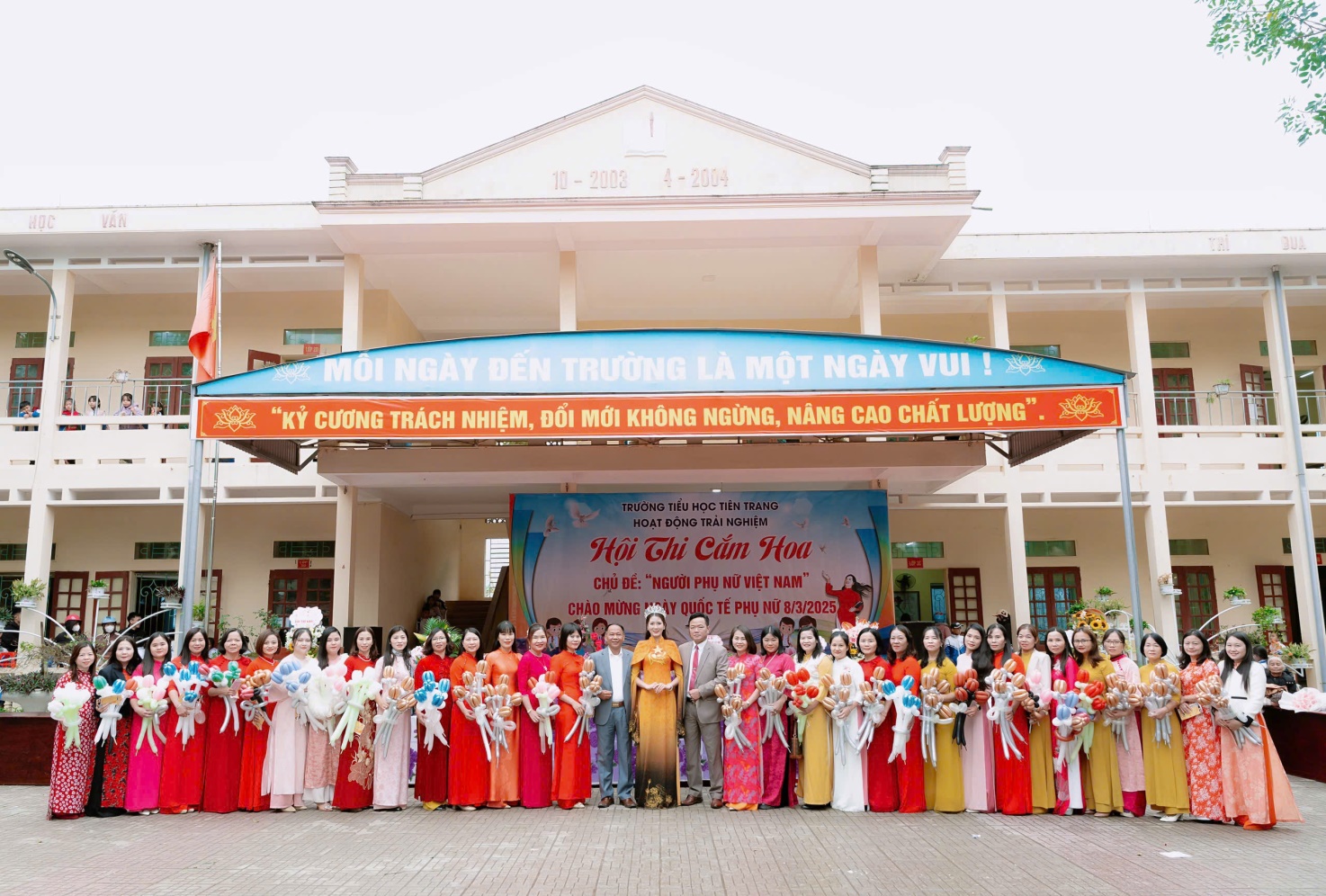 Á Hậu Hà Hồng Gấm trở về thăm trường tiểu học cũ, gặp lại thầy cô và truyền cảm hứng cho học sinh - 3