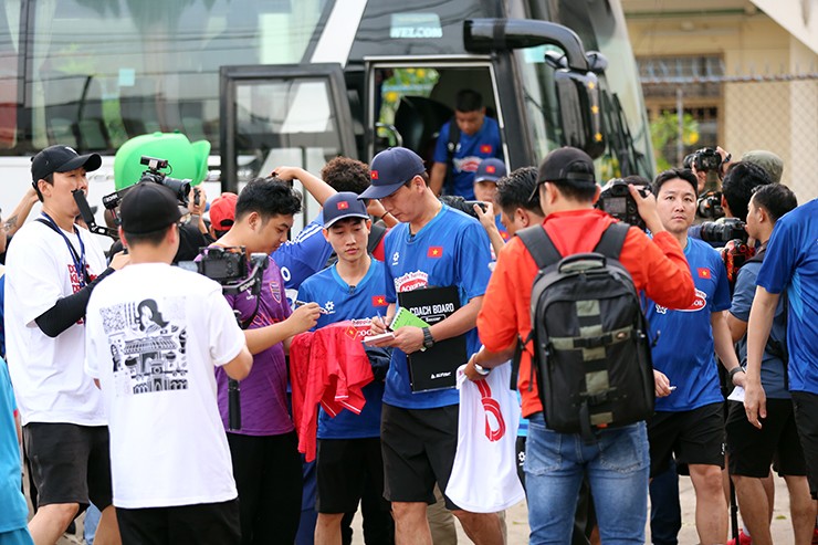 ĐT Việt Nam đua chinh phục Asian Cup, thầy Kim lo lắng vì vắng 4 sao buổi tập đầu tiên - 1