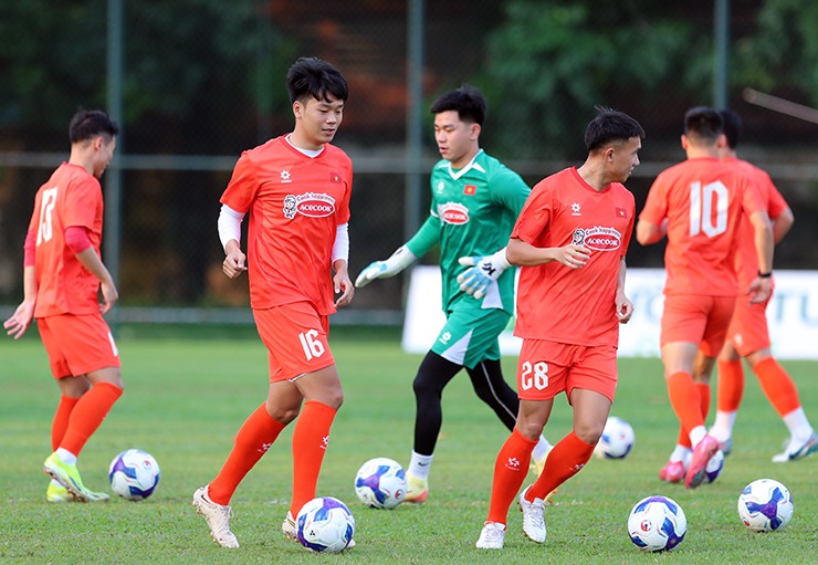 ĐT Việt Nam đua chinh phục Asian Cup, thầy Kim lo lắng vì vắng 4 sao buổi tập đầu tiên - 11