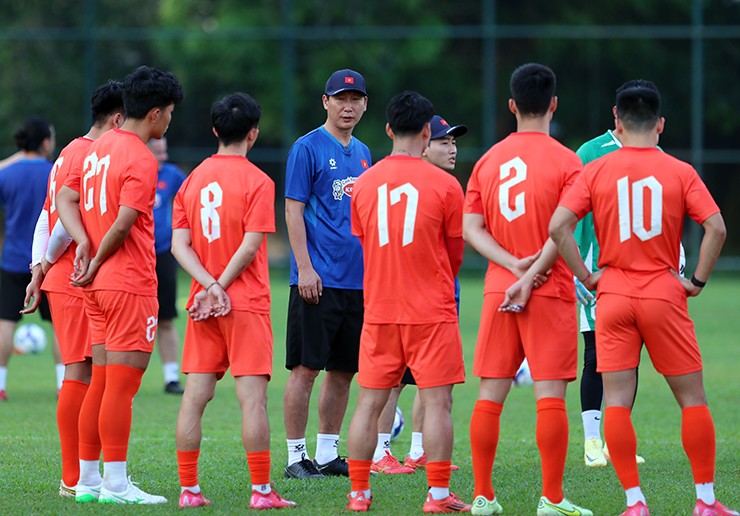 ĐT Việt Nam đua chinh phục Asian Cup, thầy Kim lo lắng vì vắng 4 sao buổi tập đầu tiên - 4