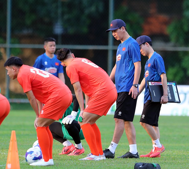 ĐT Việt Nam đua chinh phục Asian Cup, thầy Kim lo lắng vì vắng 4 sao buổi tập đầu tiên - 6