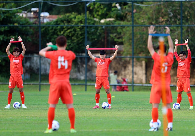 ĐT Việt Nam đua chinh phục Asian Cup, thầy Kim lo lắng vì vắng 4 sao buổi tập đầu tiên - 7