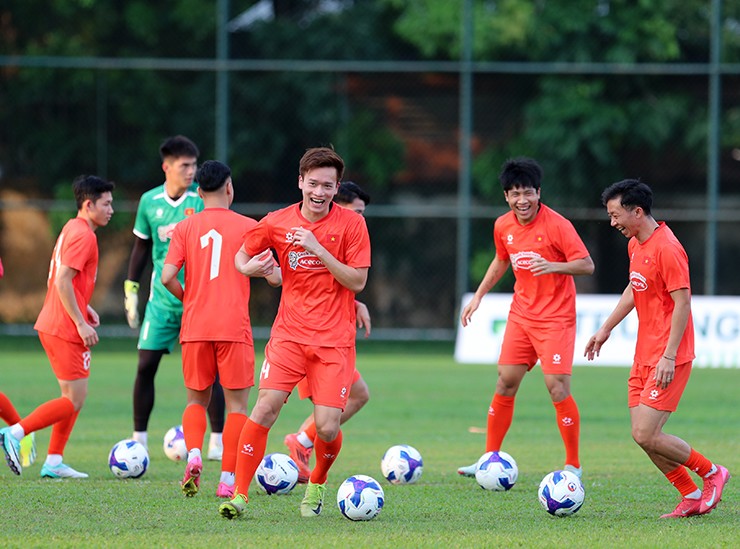 ĐT Việt Nam đua chinh phục Asian Cup, thầy Kim lo lắng vì vắng 4 sao buổi tập đầu tiên - 9