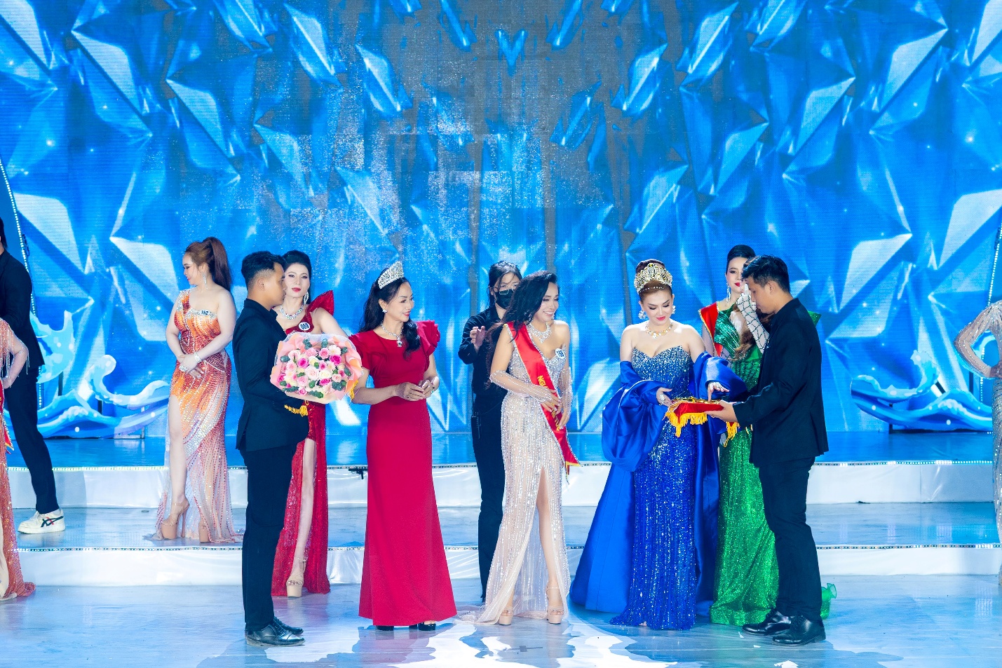 Người đẹp Nguyễn Thị Hồng Hạnh chiến thắng danh hiệu "Hoa hậu Duyên dáng" Hoa hậu Doanh nhân Tài sắc Việt Nam 2025 - 1