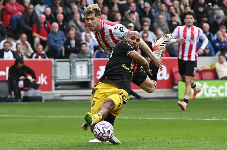 Thống kê sốc Ngoại hạng Anh: VAR sai sót 13 lần, MU bị xử ép nhiều nhất Big 6 - 1