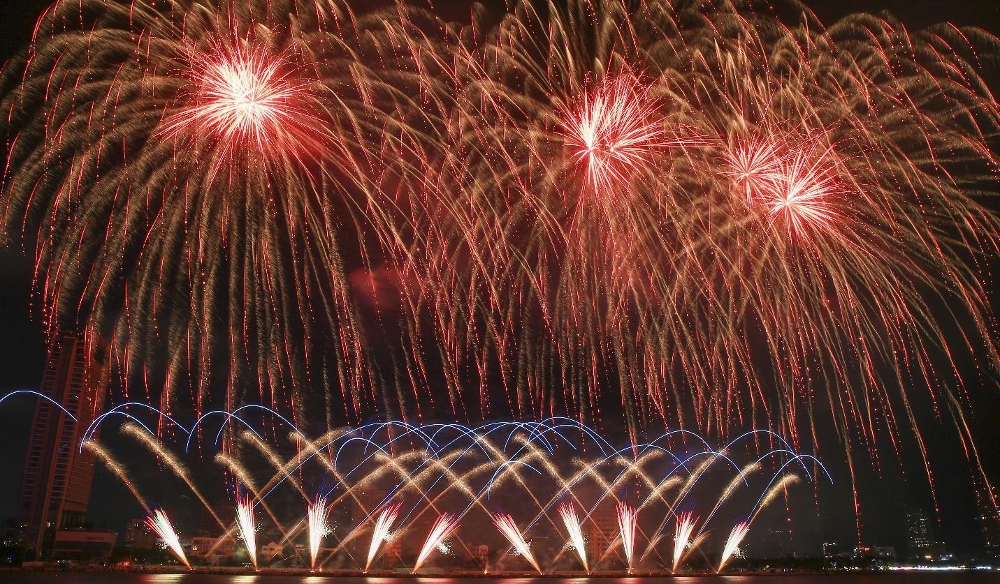 Mừng Đại hội Đảng XIV: Người dân Thủ đô lần đầu được xem trình diễn pháo hoa nghệ thuật quy mô lớn - 2