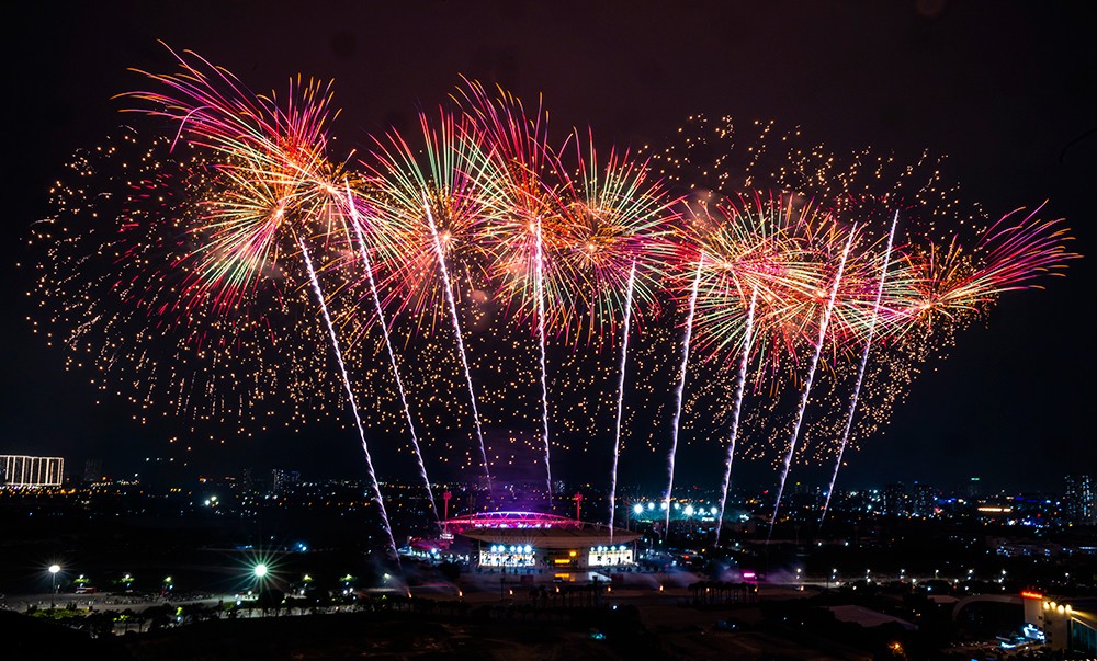 Đêm  nghệ thuật “Dưới lá cờ vẻ vang của Đảng”: Đại nhạc hội pháo hoa chưa từng có ở Việt Nam - 4