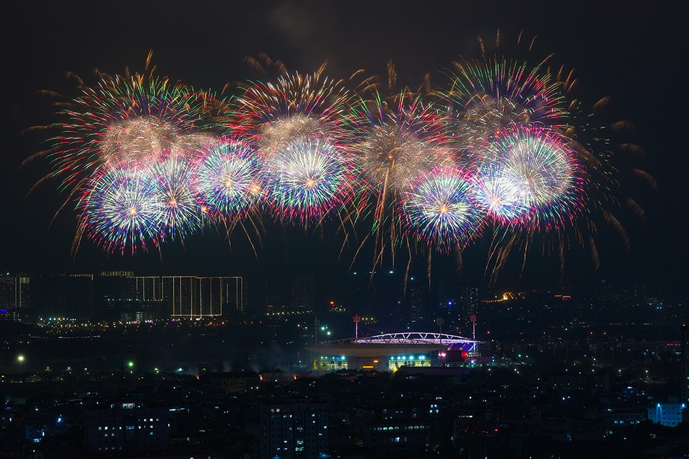 Đêm  nghệ thuật “Dưới lá cờ vẻ vang của Đảng”: Đại nhạc hội pháo hoa chưa từng có ở Việt Nam - 3