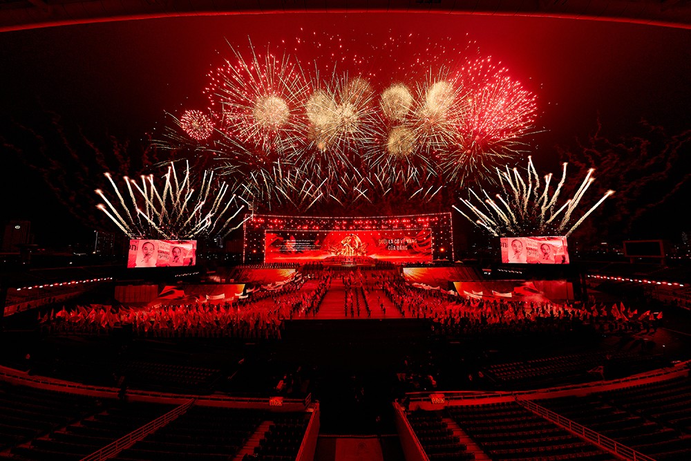 Đêm  nghệ thuật “Dưới lá cờ vẻ vang của Đảng”: Đại nhạc hội pháo hoa chưa từng có ở Việt Nam - 1