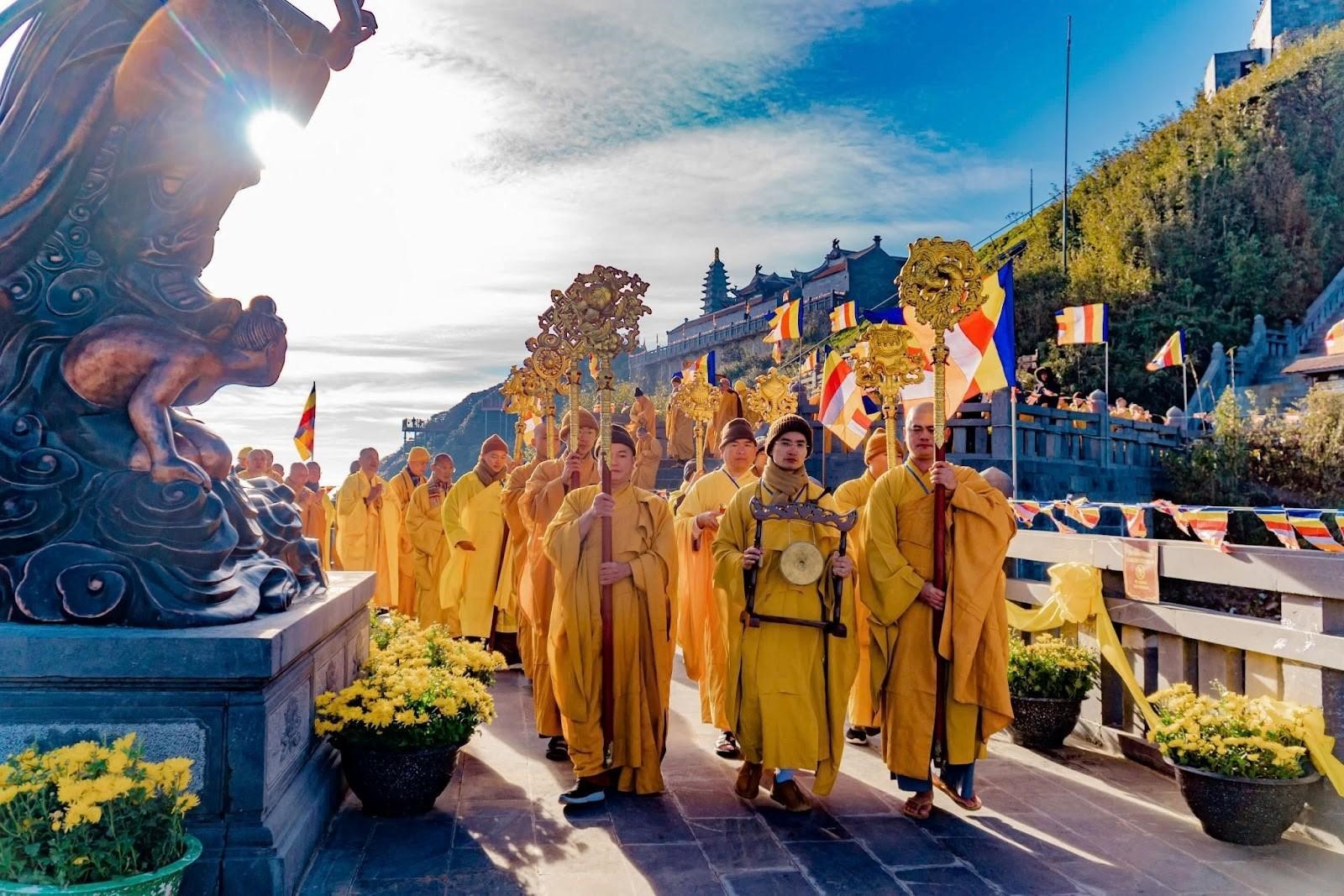 Khai xuân "Mở Cổng trời", tận hưởng trọn vẹn sắc xuân Tây Bắc trên đỉnh Fansipan dịp năm mới - 1