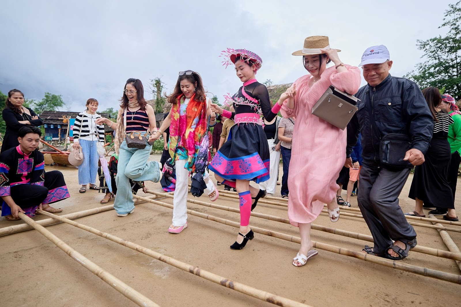 Khai xuân "Mở Cổng trời", tận hưởng trọn vẹn sắc xuân Tây Bắc trên đỉnh Fansipan dịp năm mới - 3