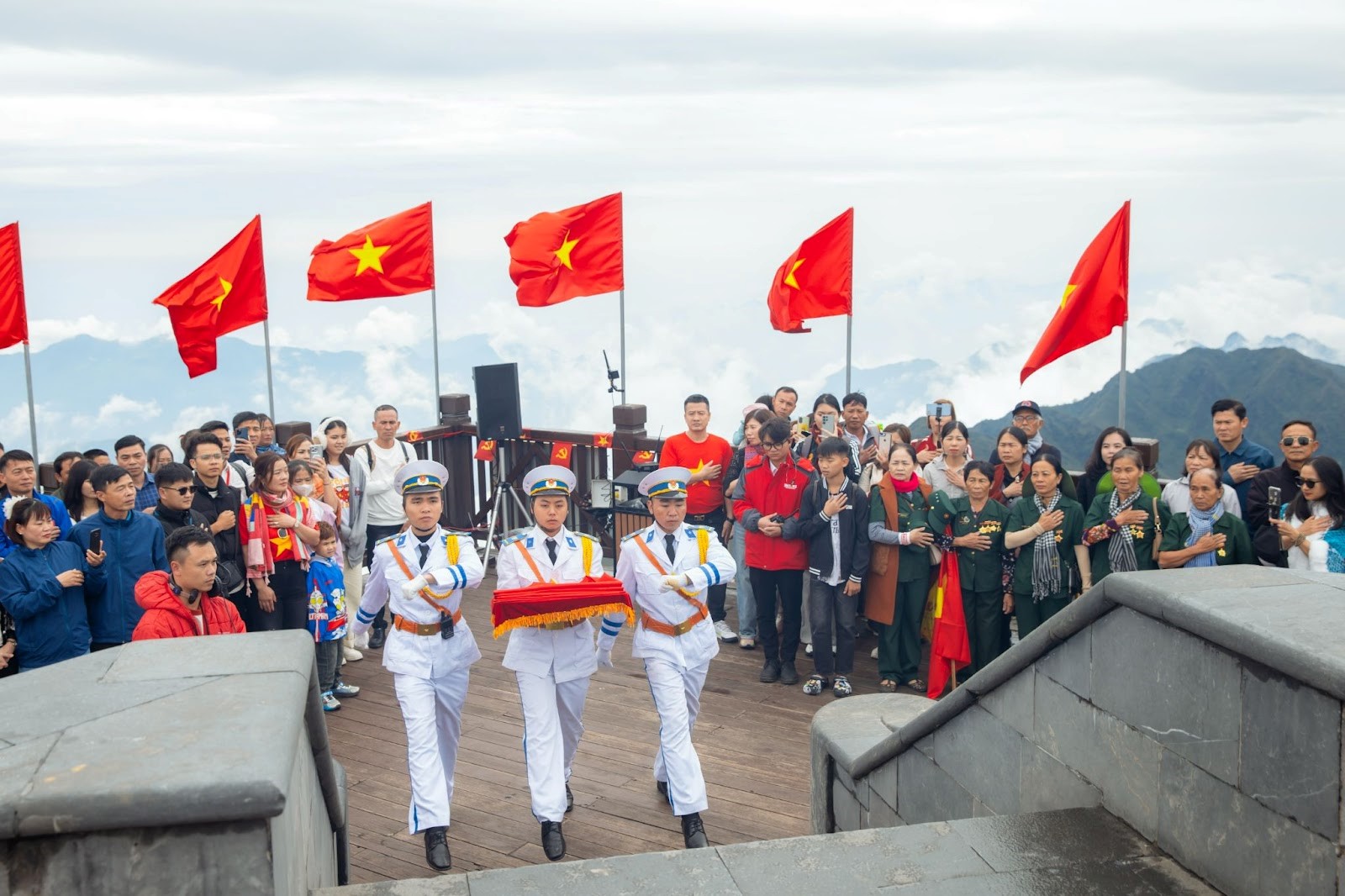 Khai xuân "Mở Cổng trời", tận hưởng trọn vẹn sắc xuân Tây Bắc trên đỉnh Fansipan dịp năm mới - 4