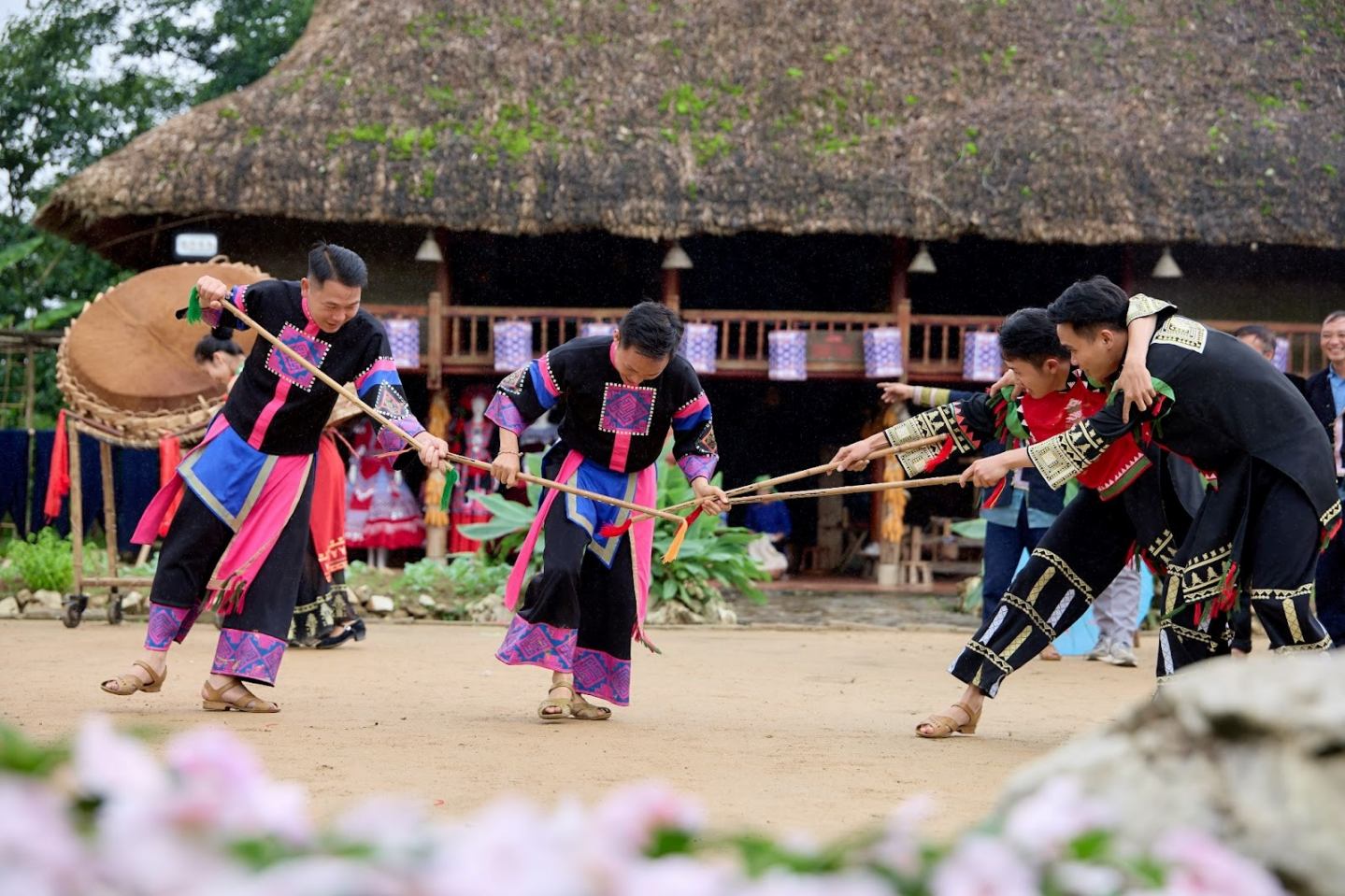 Khai xuân "Mở Cổng trời", tận hưởng trọn vẹn sắc xuân Tây Bắc trên đỉnh Fansipan dịp năm mới - 2